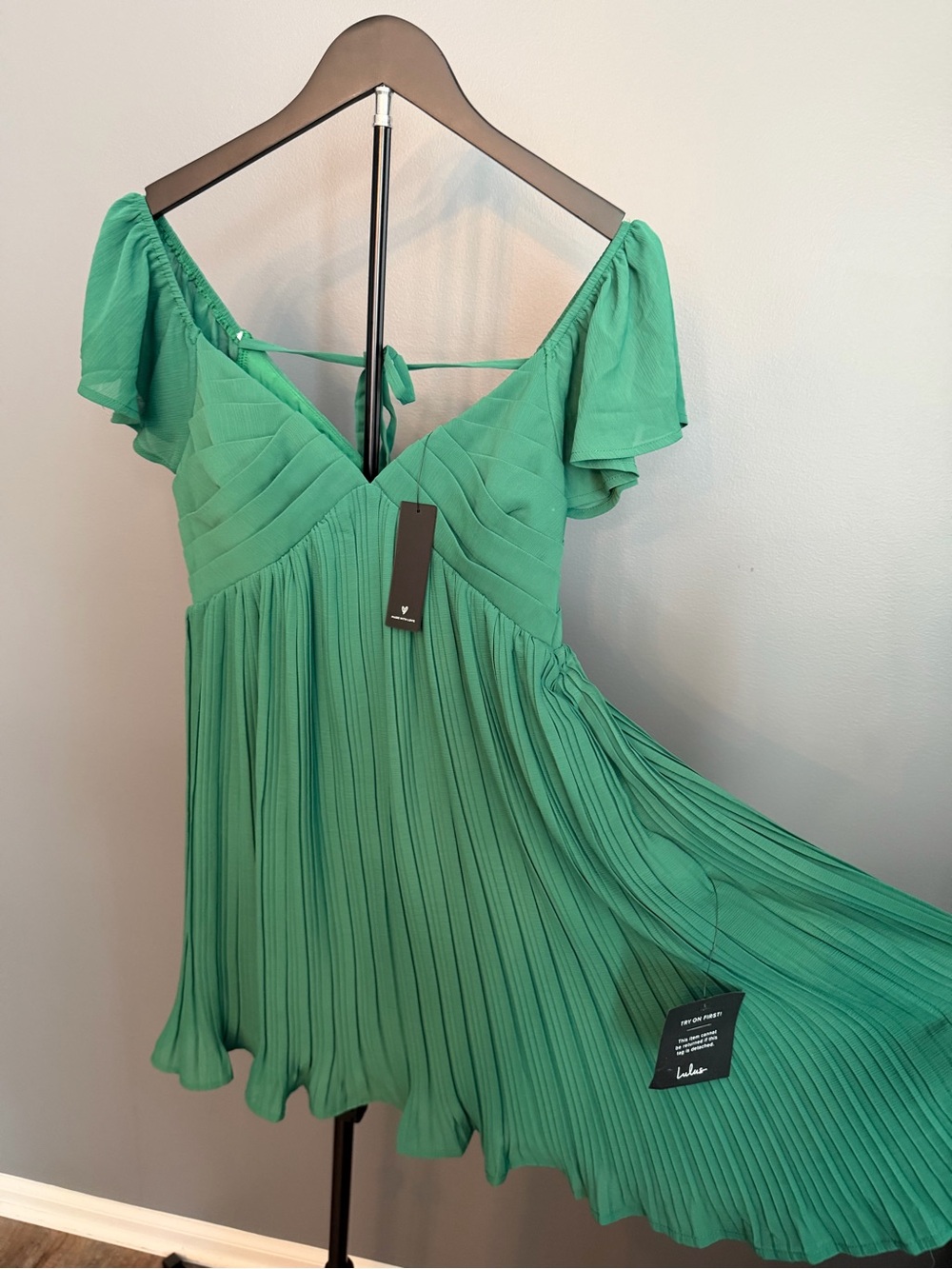 Lulu's Amalfi Coast Emerald Green Pleated Flutter Sleeve Dress NWT - Picture 3 of 9
